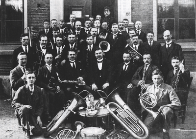 862301 Groepsportret van de Utrechtsche Christelijke Muziekvereeniging ‘De Bazuin’ (opgericht in 1920), op een ...